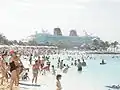 Praia em Castaway Cay, a ilha particular da Disney Cruise Line no Caribe. Ao fundo, o navio Disney Magic da empresa.