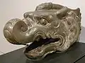 Cabeça de macara chinês do século VI. O macara é um monstro aquático da mitologia hindu.