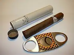 Na parte inferior, um cortador do tipo guilhotina