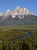 Ao fundo, o Grand Teton, uma parte das montanhas Rochosas no estado de Wyoming