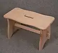el taburete es un pequeño asiento de madera.