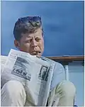 John Fitzgerald Kennedy fumando um charuto