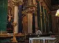 Colunas verdes de malaquita e azuis de lápis-lazúli na catedral de São Isaac, em São Petersburgo, na Rússia
