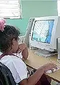 Computador em escola cubana