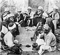 Foto de 1900 mostrando palestinos tomando café