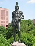 Estátua do chefe wampanoag Massassoit na cidade de Kansas, no Missouri, nos Estados Unidos, com um típico cachimbo indígena estadunidense