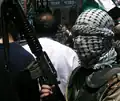 Militante palestino com rifle