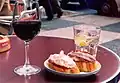 los pinchos o las tapas se sirven en los bares junto a la bebida. El aperitivo se come antes del almuerzo.