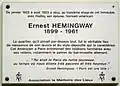 Placa na rua Cardeal Lemoine, 74, em Paris, onde morou Hemingway
