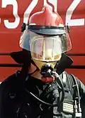 Los bomberos se protegen con máscara de aire comprimido, no de oxígeno al ser este muy explosivo,