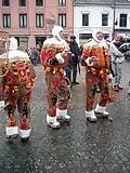 Três gilles, tradicionais personagens do carnaval de Binche, na Valônia