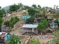 Favela em Baixa Ravina (Bas ravine), ao norte de Cabo Haitiano. Notar o terreno desmatado e a elevada densidade populacional.