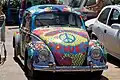 Carro pintado com o símbolo da contracultura