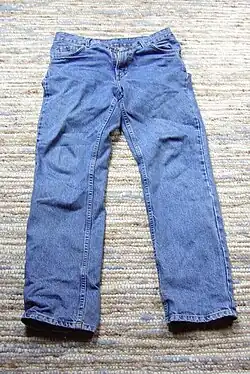 los pantalones vaqueros son pantalones hechos con un tejido bastante resistente.
