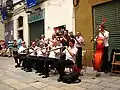 Uma cobla, a típica banda catalã de música, tocando nas festas do bairro barcelonês de Gràcia