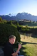 Mateando em frente ao célebre Hotel Llao Llao, em Bariloche, na Argentina