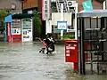 La inundación ocurre cuando llueve demasiado. Esta calle está inundada de agua.