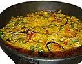 la paella es un plato típico valenciano. Su ingrediente principal es el arroz.