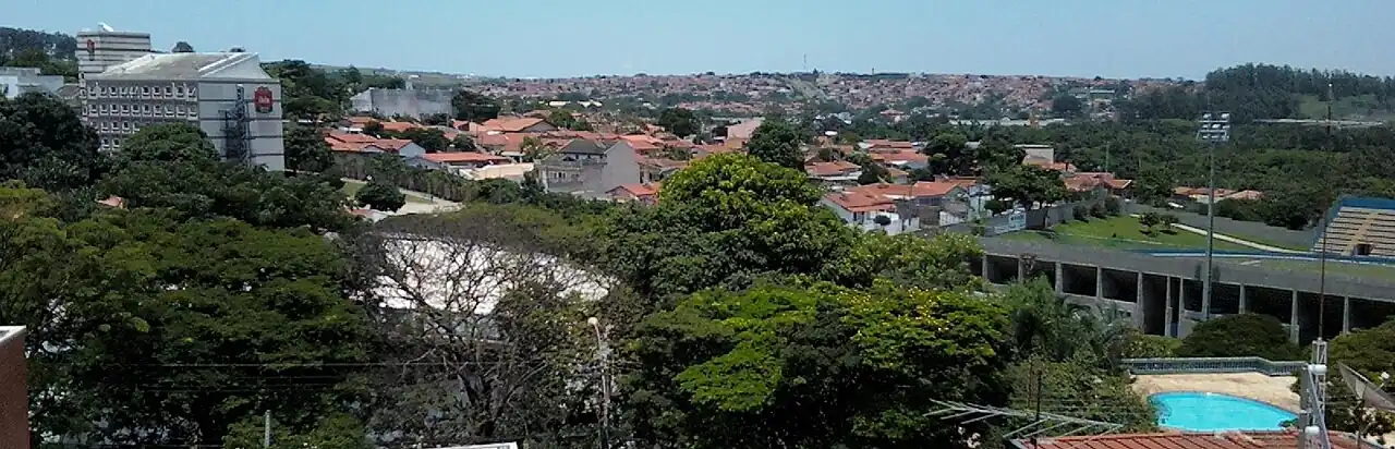 Fotografia panorâmica mostrando parte do bairro Santa Cecília, região central Paulínia, incluindo o Estádio Municipal, o Ginásio do centro e o Hotel Ibis.