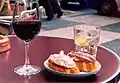 los pinchos o las tapas se sirven en los bares junto a la bebida. El aperitivo se come antes del almuerzo.