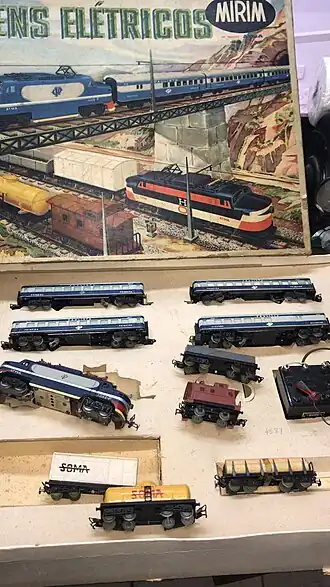 Foto da embalagem e do conjunto de passageiros e vagões de carga ATMA-MIRIM de 1958