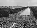 Multidão no espelho d'água em frente ao Monumento a Washington, na marcha de 1963