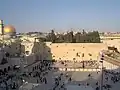 Muro das Lamentações em Jerusalém. À esquerda, a cúpula dourada da Mesquita da Rocha.