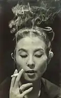 Yoshiko Kuga, atriz japonesa, fumando um cigarro