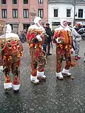 Três gilles, tradicionais personagens do carnaval de Binche, na Valônia