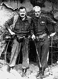 Hemingway na Alemanha em 1944, ao lado do coronel Charles T. Lanham, que inspirou o coronel Cantwell de Do outro lado do rio, entre as árvores