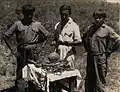 Foto de 1952 mostrando o sertanista brasileiro Orlando Villas Bôas, dois índios calapalos e as supostas ossadas do explorador inglês Percy Fawcett, que teria sido morto pelos calapalos em 1925 na Serra do Roncador, em Mato Grosso, no Brasil