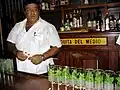 Copos de mojito no balcão do tradicional bar de Havana La Bodeguita Del Medio