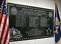 Placa em homenagem aos membros da marinha estadunidense mortos no ataque ao Pentágono em 11 de setembro de 2011