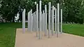 Memorial no parque Hyde, em Londres. Cada uma das 52 pilastras está inscrita com o nome de uma das vítimas fatais do atentado de 7 de julho de 2005.
