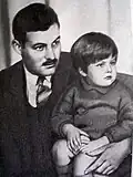 Hemingway e seu filho Bamby em 1926