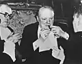 Primeiro-Ministro britânico Winston Churchill fuma um charuto na Conferência de Potsdam, em julho de 1945