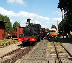 Locomotiva a vapor e automotora na estação de Anten
