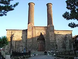 Madraça Çifte Minareli, na cidade de Erzurum