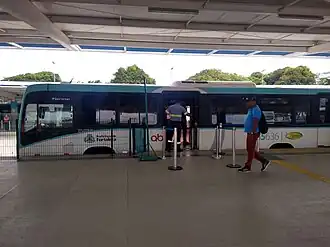 Ônibus na plataforma B (Central)