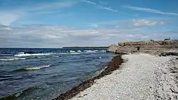 Costa, com pequenas falésias