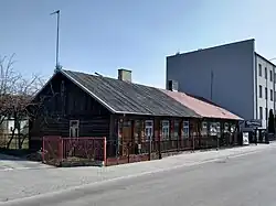 Prédio da rua Listopada, 11, é um exemplo dos prédios de madeira preservados da cidade antes da Segunda Guerra Mundial