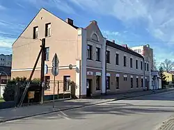 Edifício na rua Listopada, 12, 11; antiga sede do Escritório de Segurança Pública do Condado[106]