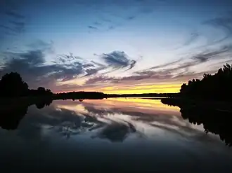Pôr do sol sobre a lagoa Zimna Woda