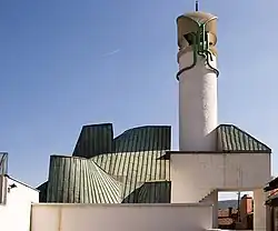 Mesquita Branca de Šerefudin (1980) por Zlatko Ugljen em Visoko faz referência à arquitetura tradicional da mesquita da Bósnia