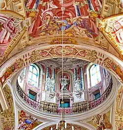 Afrescos barrocos no interior da cúpula.