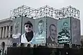 Imagem de Kostenko (terceiro da esquerda para a direita) em exibição num letreiro da Praça da Independência de Kiev em 2016