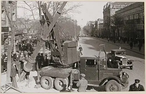 Caminhão guindaste civil usado com base em um chassi do ZIS-6 em Odessa (1942)