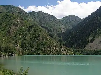 Lago Issyk, no distrito de Enbekshikazakh