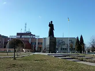 Monumento a Taras Shevchenko em frente ao Palácio da Cultura em Novoiavorivsk.