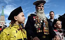 O veterano e ex marinheiro da Frota do Báltico da Grande Guerra Patriótica de 91 anos Georgy Shirokov com seus bisnetos